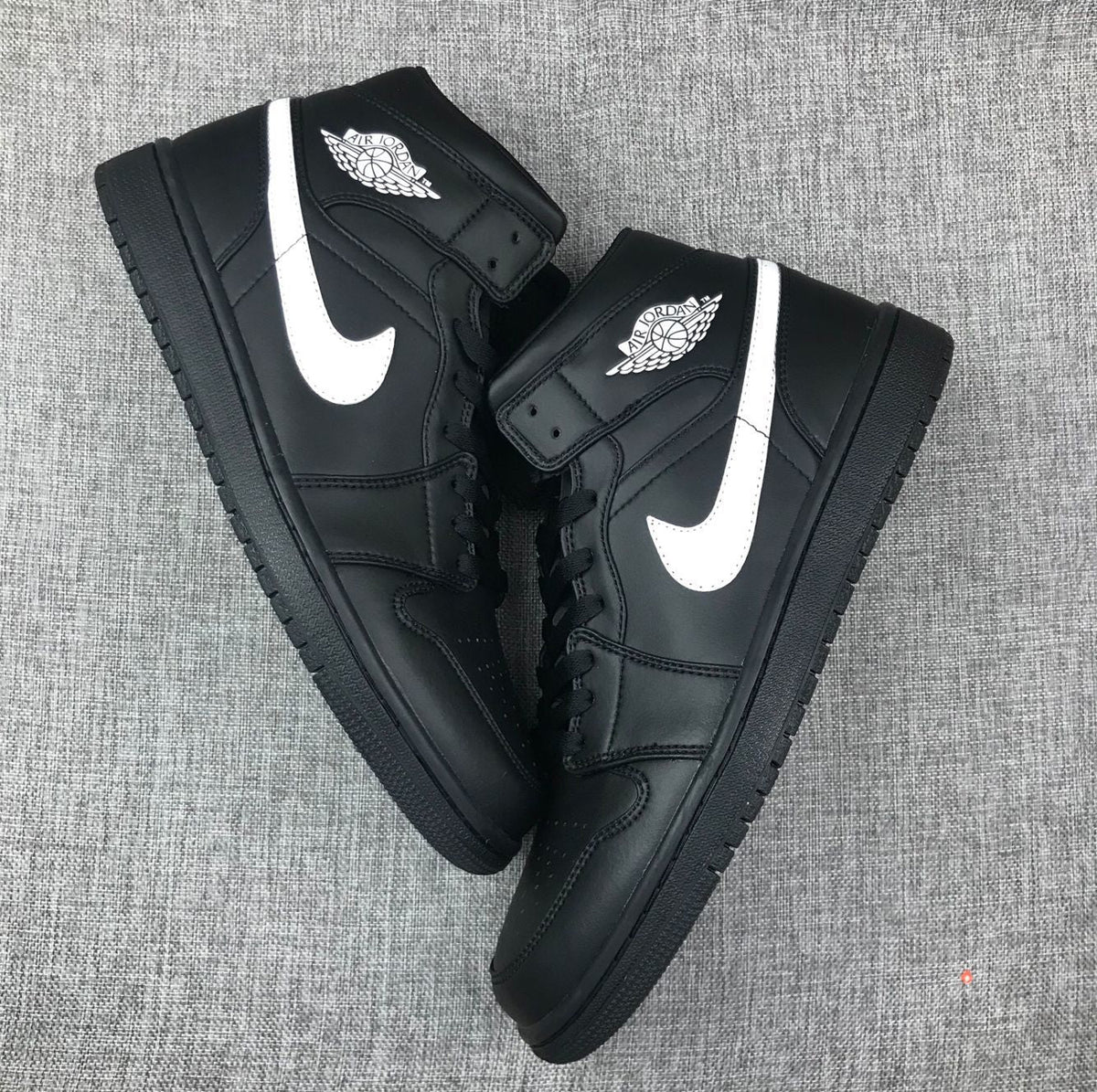 Air Jordan 1 Mid Black White Sneakers 554724-049
