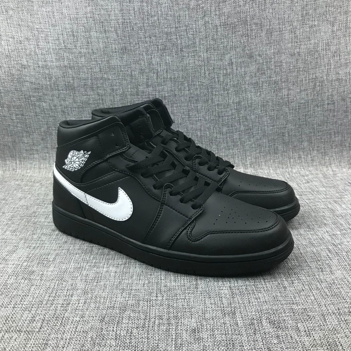 Air Jordan 1 Mid Black White Sneakers 554724-049