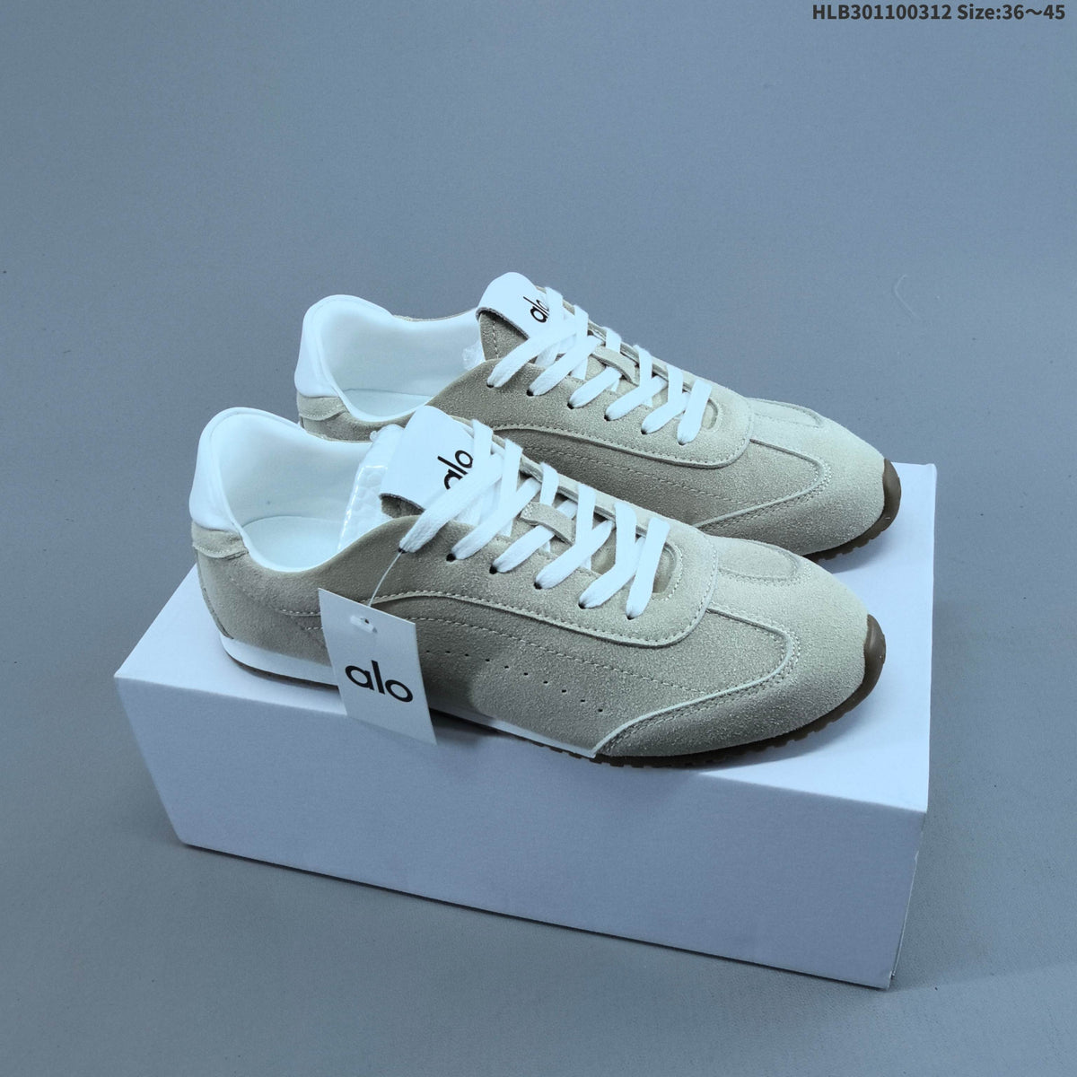 Alo Sunset Sneakers in Suede-Look Low-Top Style