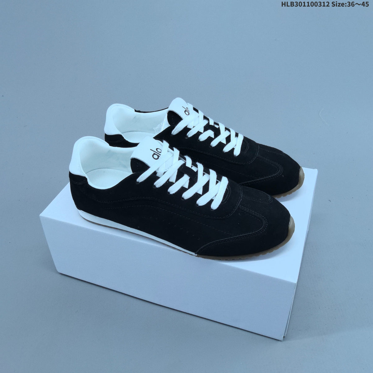 Alo Sunset Sneakers in Suede-Look Low-Top Style