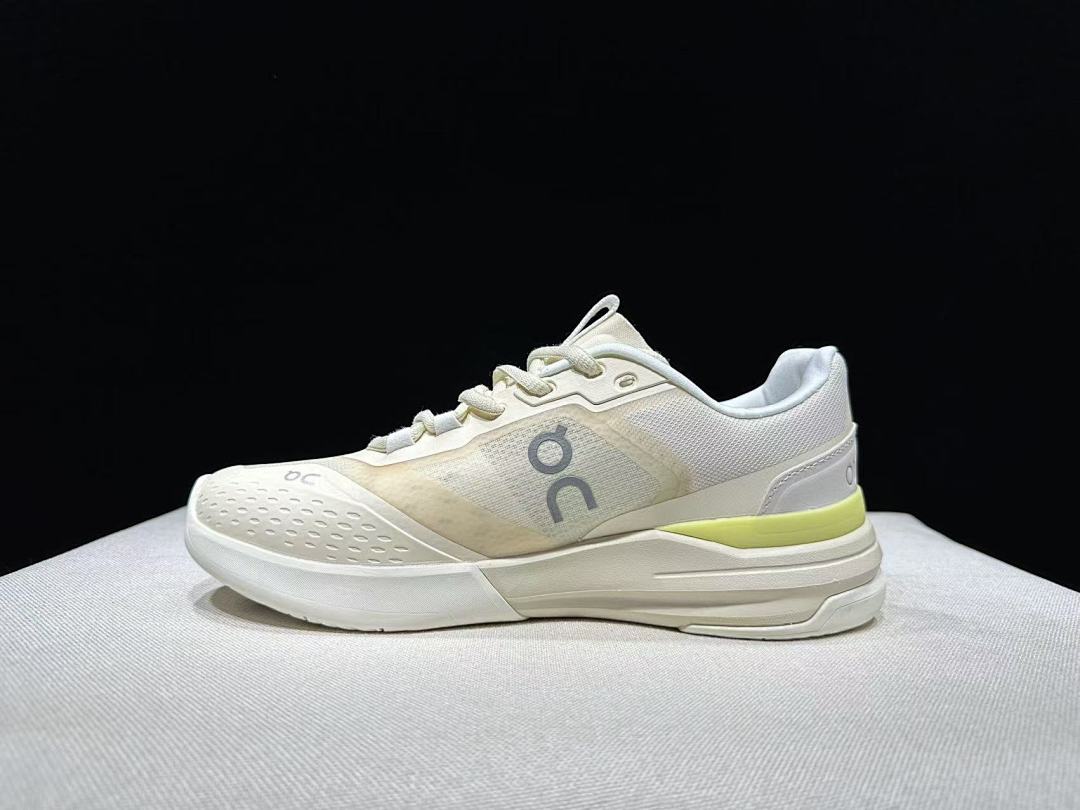 On The Roger Advantage Pro Tennis Sneakers Cream