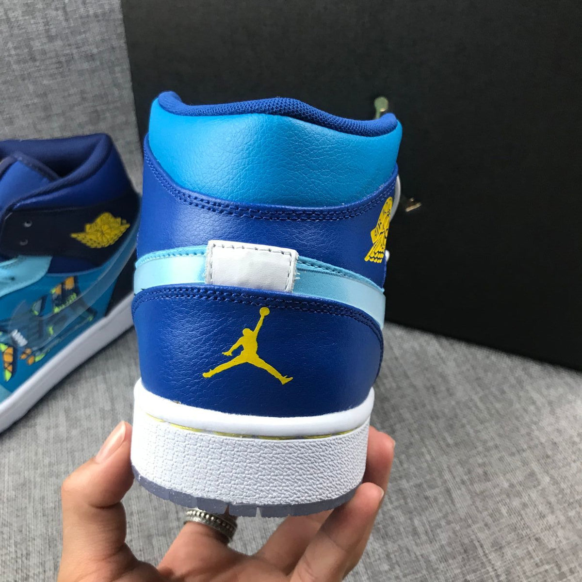 Air Jordan 1 Mid Sneakers Blue Cyan BV7446-400